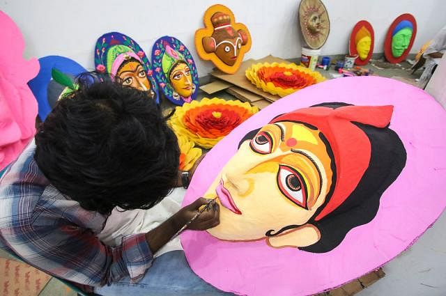 An artist painting a mask ahead of Pahela Baishakh. Prothom Alo file photo
