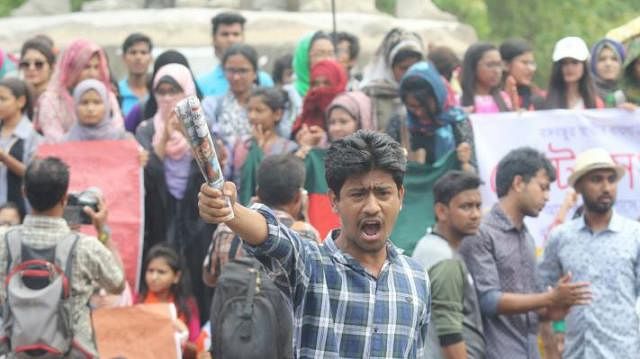 A demonstrator chants slogan during quota reform demonstration. Prothom Alo file photo