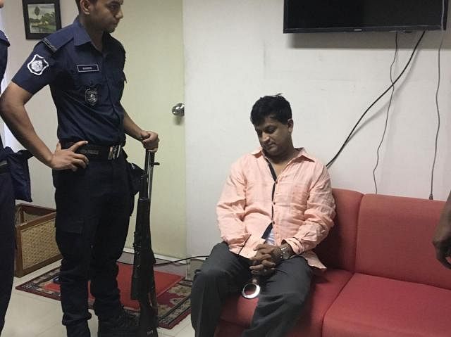 Shipping department chief engineer SM Nazmul Haque caught red-handed with bribe from a restaurant in Segunbagicha on Thursday. Photo: Prothom Alo