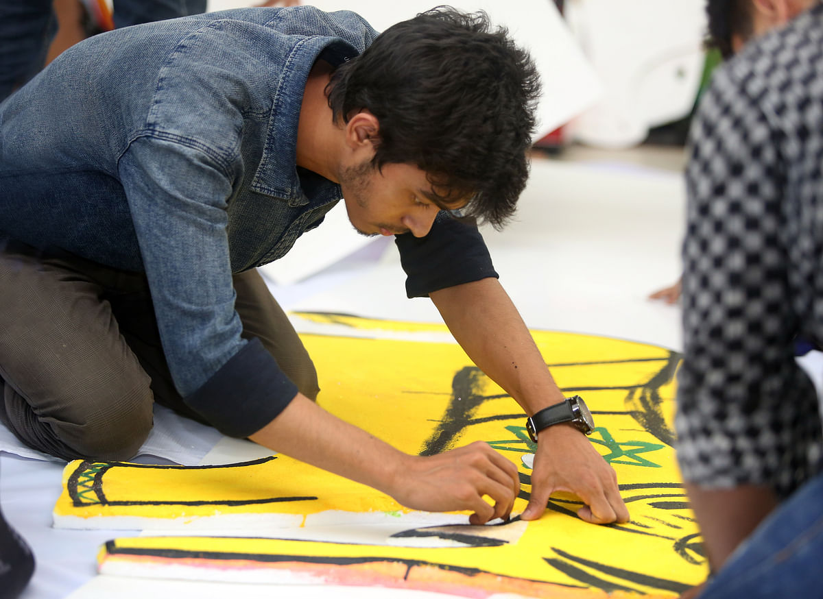 A Daffodil International University (DIU) student paints an elephant. Photo: Collected