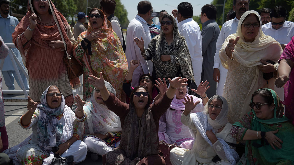 Supporters of the ruling Pakistan Muslim League-Nawaz (PML-N) party shout slogans against a Supreme Court verdict to give a lifetime ban on their leader and former prime minister Nawaz Sharif in Islamabad on 13 April 2018. AFP
