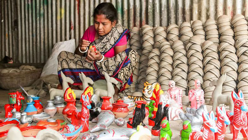 A potter makes and colours clay dolls at Himanandrakathi, Jhalakathi. Photo: Saiyan