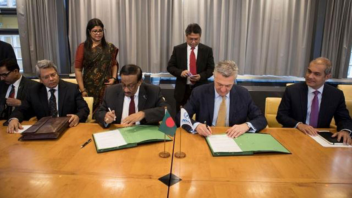 UN High Commissioner for Refugees Filippo Grandi and Bangladesh foreign secretary Md Shahidul Haque signing a Memorandum of Understanding (MoU) on Friday. Photo: UNB