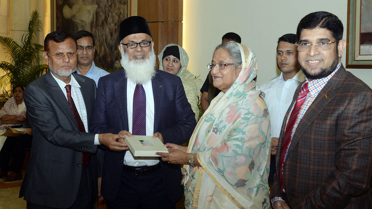 Prime minister Sheikh Hasina receives donation for her Relief and Welfare Fund from the Bangladesh Association of Banks (BAB) at Ganabhaban in the capital this afternoon. Photo : PID