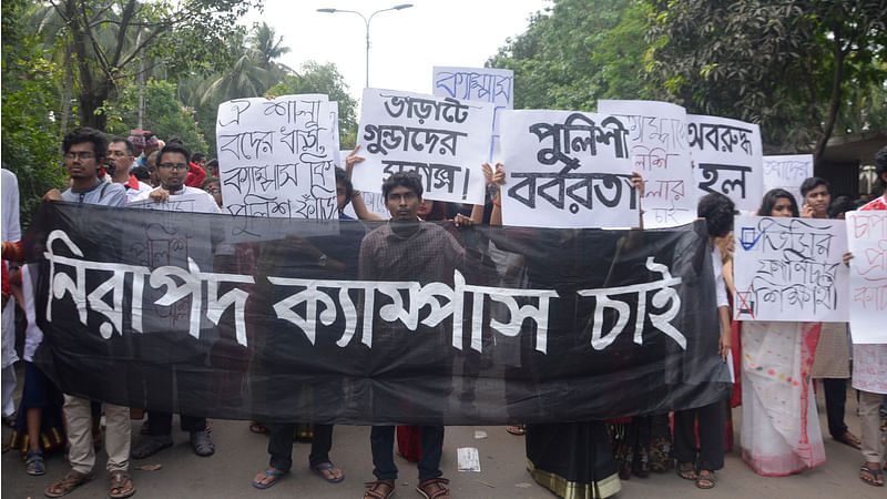 Students of DU hold silent procession protesting at police attack on quota reform movement last week. Photo: Galib Ashraf