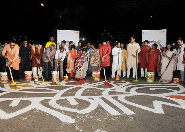 Speaker Shirin Sharmin Chaudhury and cultural affairs minister Asaduzzaman Noor inauguurate the drawing of 1.5km-long graffiti at Manik Mia Avenue in Dhaka on Friday night. Photo: UNB