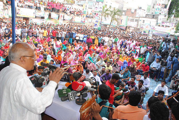 BNP standing committee member Khandaker Mosharraf Hossain speaks at a divisional rally at Bhuban Mohan Park in Rajshahi on Sunday. Photo: Collected