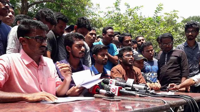 : Leaders of Bangladesh Shadharan Chhatra Adhikar Sanrakkhan Parishad in a press conference in front of the central library in DU campus on Monday morning. Photo: Mosabber Hossain