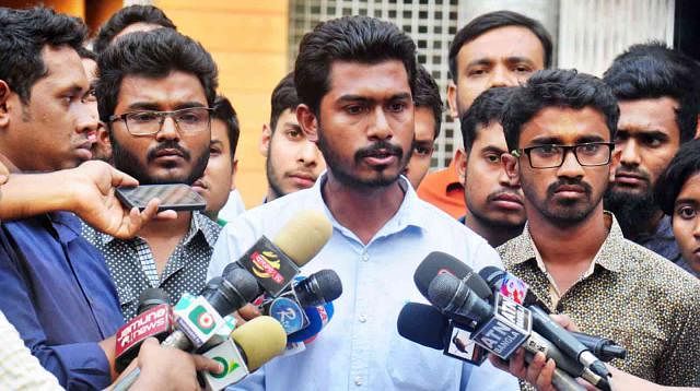 Quota protesters holding a press conference on Dhaka University campus. Prothom Alo file photo