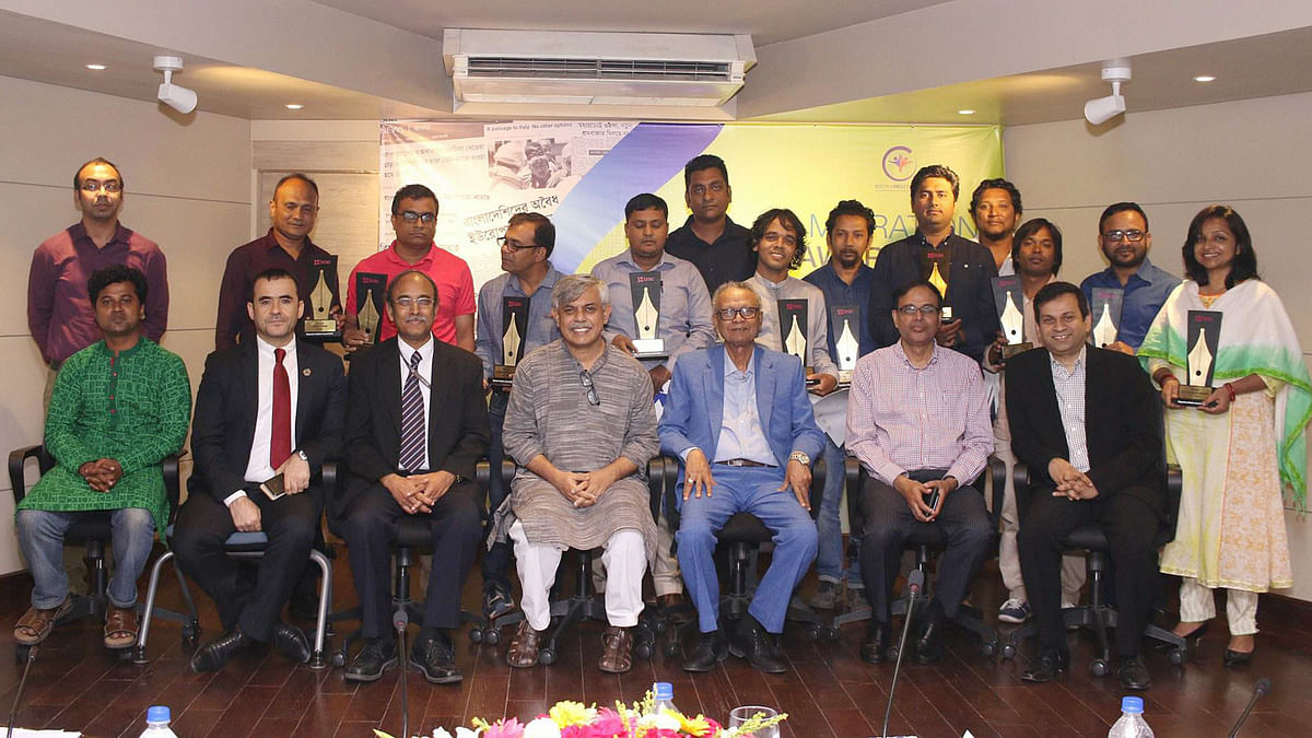 The winners of BRAC Migration Media Award-2017 pose for a photograph with the guests at the city`s BRAC Centre Inn on Wenesday. Photo: Prothom Alo