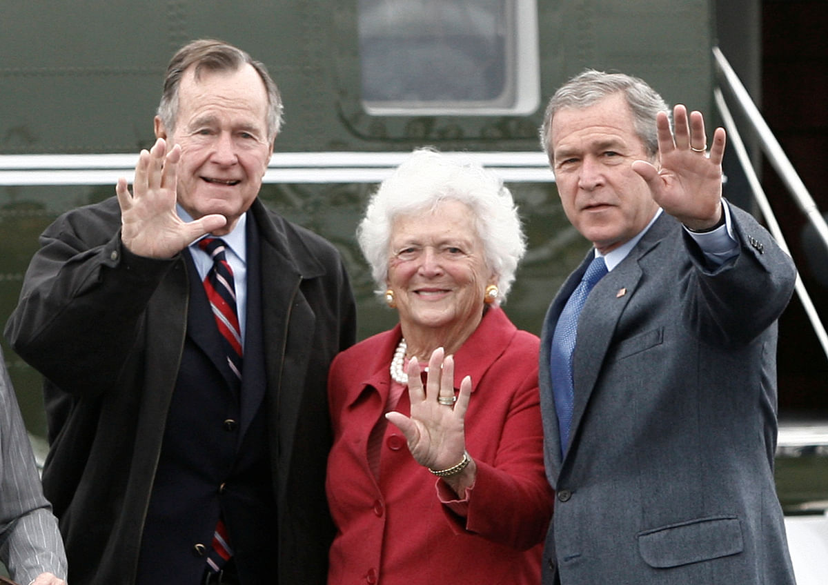 US president George W. Bush (R) waves alongside his parents, former president George Bush and former first lady Barbara Bush upon their arrival Fort Hood, Texas, 8 April 2007. Bush and his family arrived at the Army Base to attend Easter Sunday church service before returning to his ranch in Crawford. Reuters