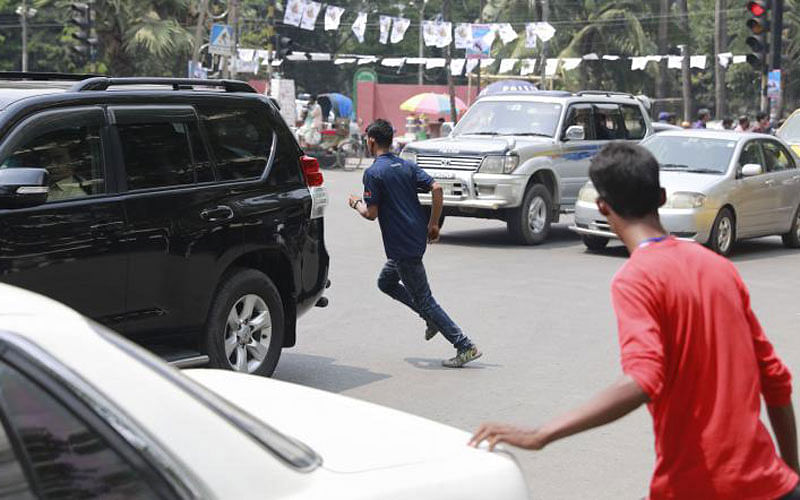 Pedestrians cross the road, risking their lives in front of Matsya Bhaban, Shahbagh.