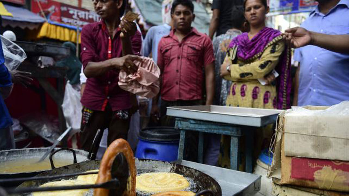 Street vendors in Dhaka. Prothom Alo file photo