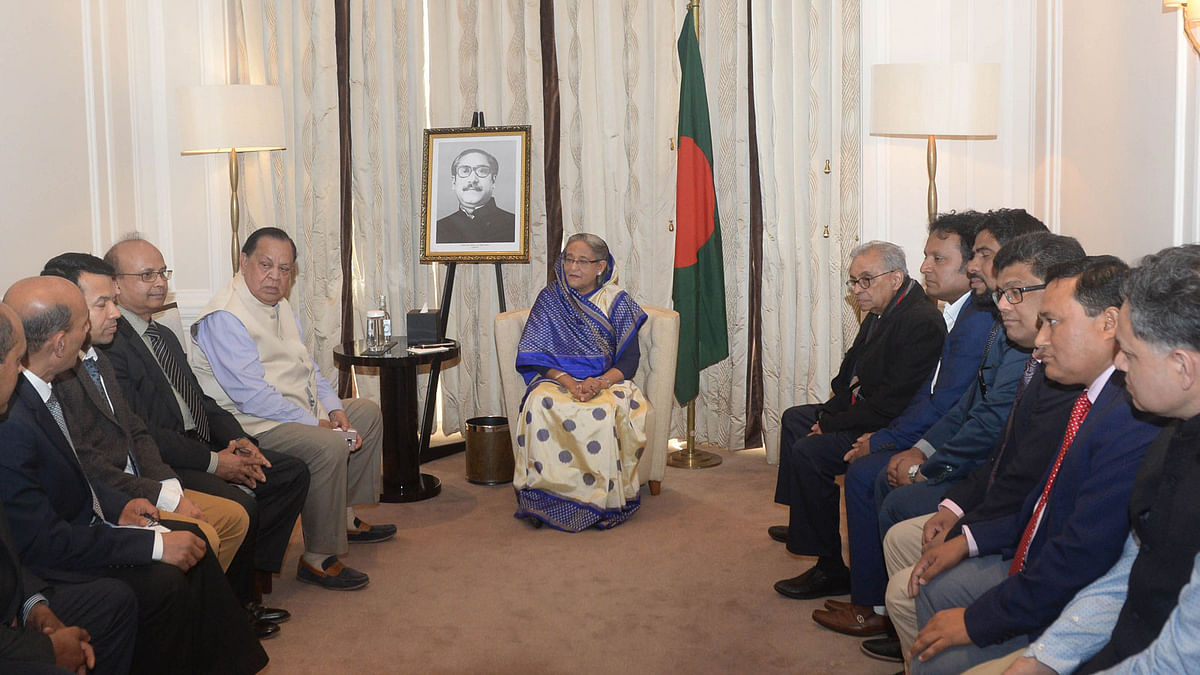 Bangladesh Awami League president and prime minister Sheikh Hasina exchanges views with leaders of the All European Awami League (AEAL) at Hotel Claridges in London on 22 April. Photo: PID