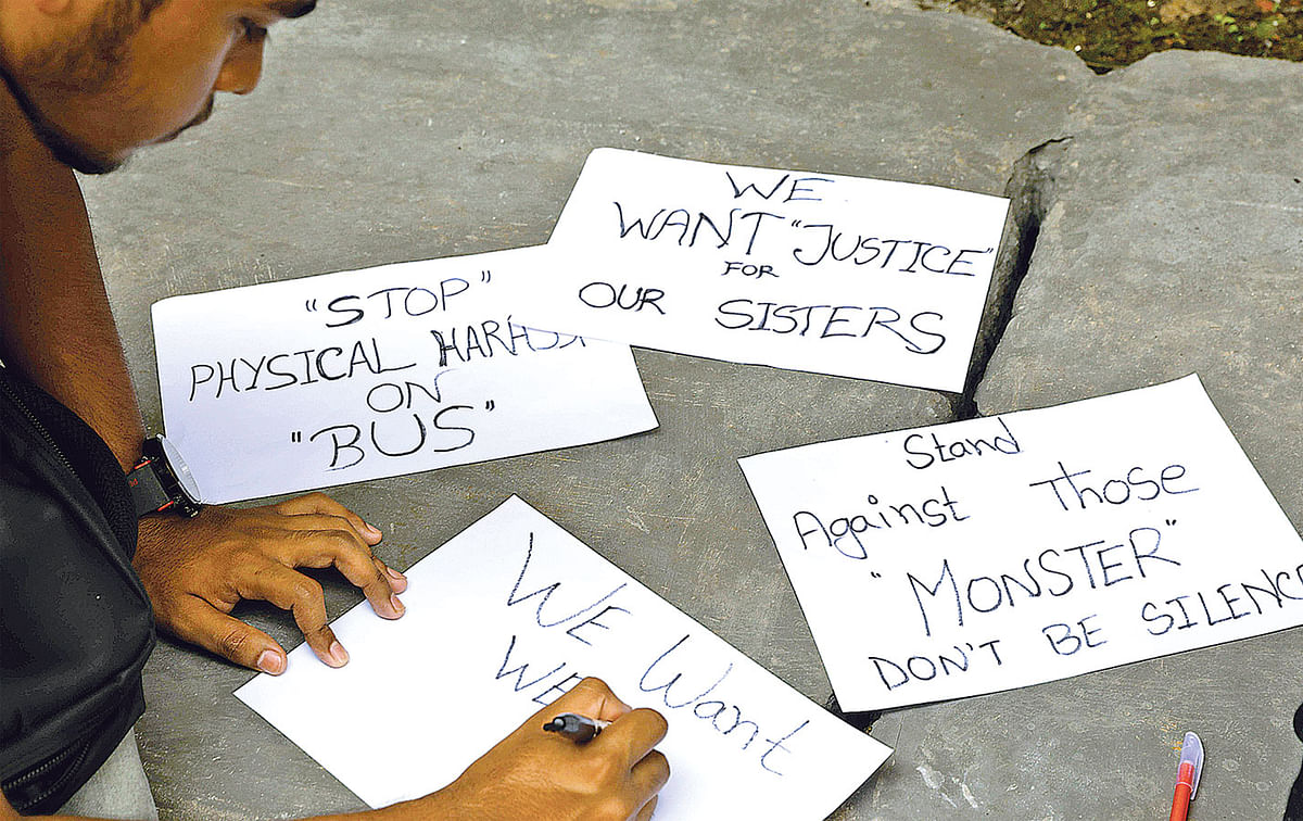 Protesting students of Uttara University write placards protesting at the sexually harassment of a female student in a running bus. Photo: Prothom Alo