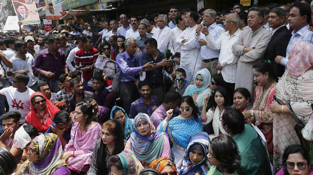 BNP secretary general Mirza Fakhrul Islam Alamgir addresses a human chain programme at the party’s Naya Paltan central office in the capital on Wednesday. Photo: Prothom Alo