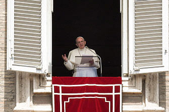 Pope Francis delivers his speech to the crowd from the window of the apostolic palace overlooking St Peter`s square during the Sunday Angelus prayer, on April 29, 2018 at Vatican Photo : AFP