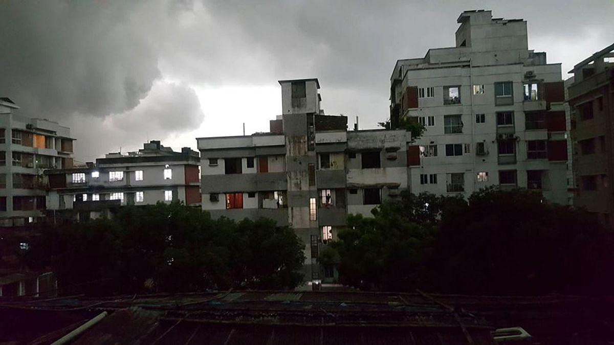 Dark cloud engulfs the city with an exotic view. Photo taken from facebook post of Lazzat Mahsi
