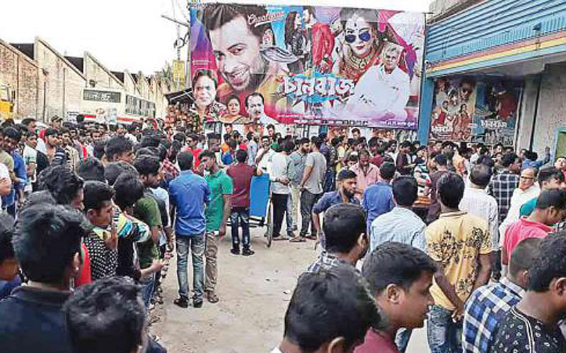 ‘Chalbaaz’, starring Shakib Khan, has been ruling the box office since its release on Friday. Photo: Prothom Alo
