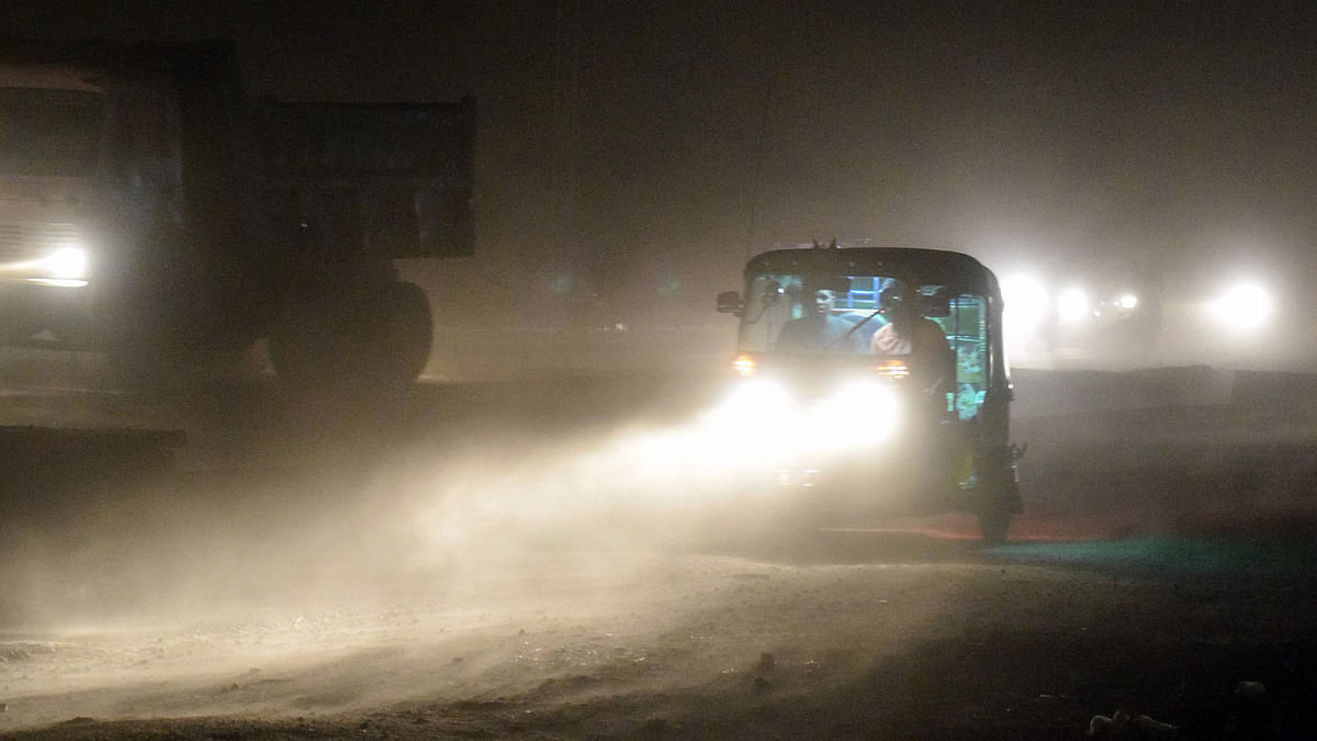 This photo taken on 2 May 2018 shows an auto rickshaw on a road during a dust storm in Mathura, in India`s northern Uttar Pradesh state. AFP