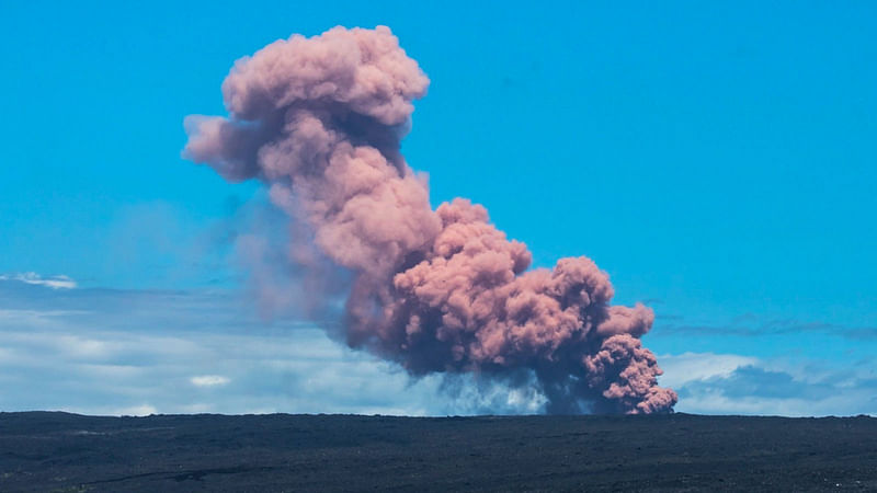 In this photo provided by Janice Wei, an ash plume rises above the Kilauea volcano on Hawaii`s Big Island on 3 May, 2018. Photo: AFP