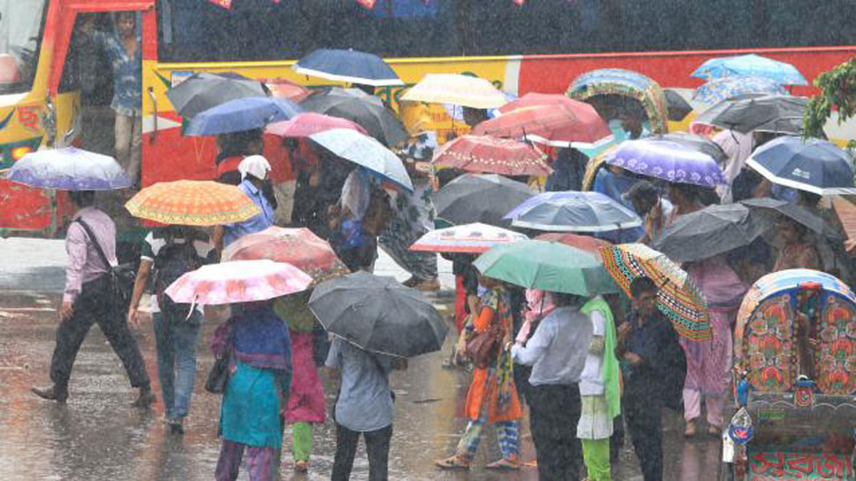 People are waiting for bus amid rain. Prothom Alo File Photo