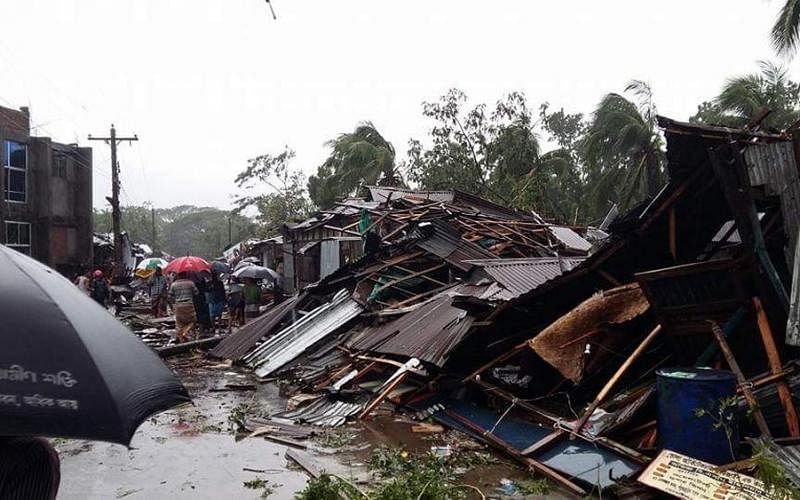 Cyclone Roanu hit the Bangladesh coast on Saturday affecting life in different parts of the country. Prothom Alo file photo