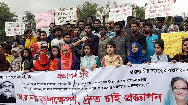 Quota protesters gather at the foot of Raju Memorial Sculpture on the  Dhaka University campus on 9 May. Photo: Mossabber Hossain