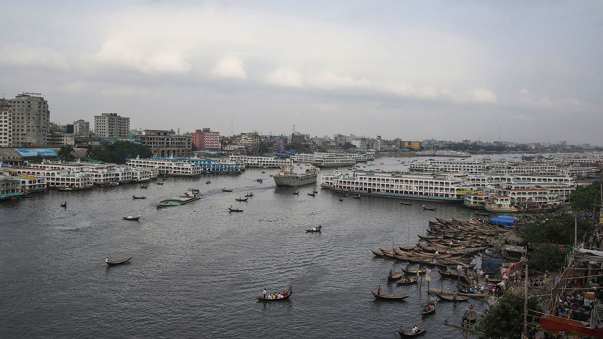 A view of Dhaka Sadarghat in a gloomy cloudy day from over Postogola Bridge on 8 May. Photo: Syful Islam