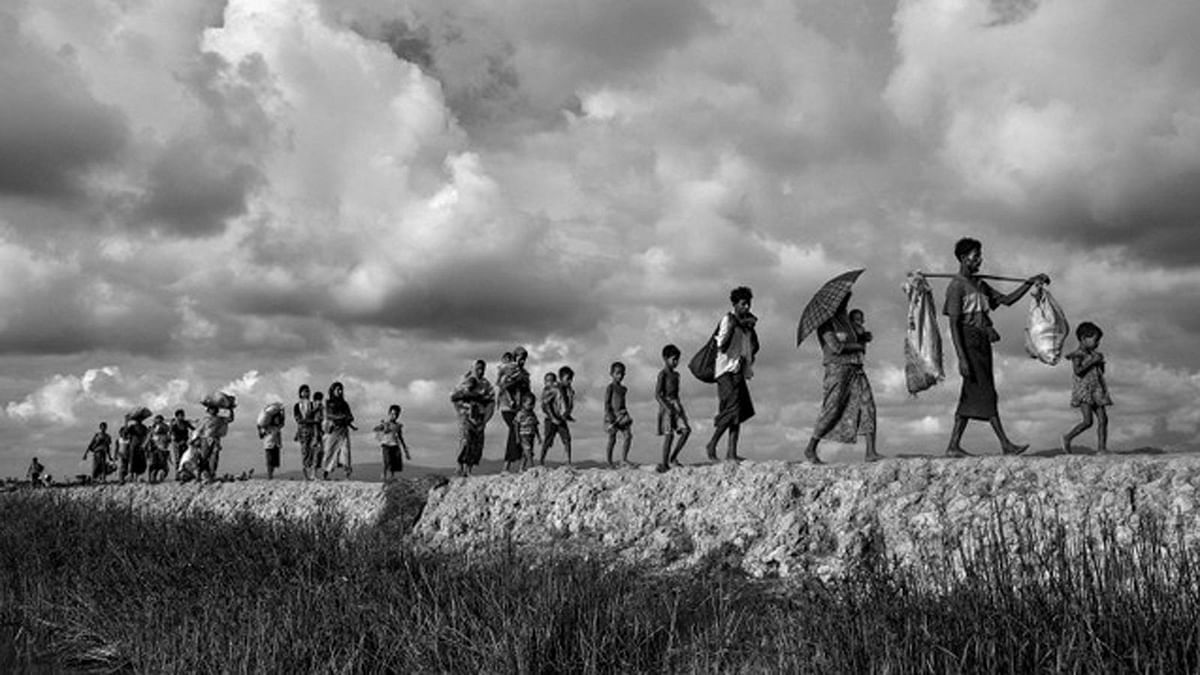 Rohingya refugees carrying their belongings after fleeing Myanmar, as they walk on the Bangladesh side of the Naf River, Bangladesh October 2, 2017 Photo : Reuters