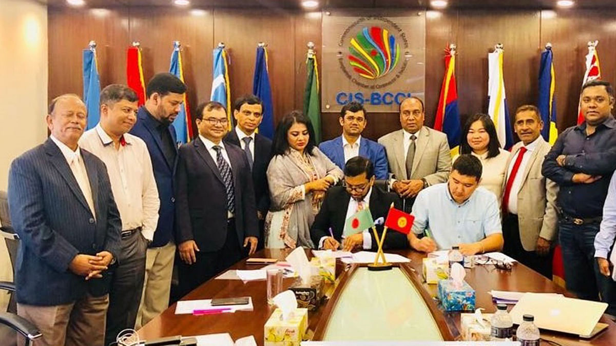 CIS-BCCI signs e-commerce trade agreement in Dhaka on Wednesday. Photo: Prothom Alo (Photo is inside Corporate folder)