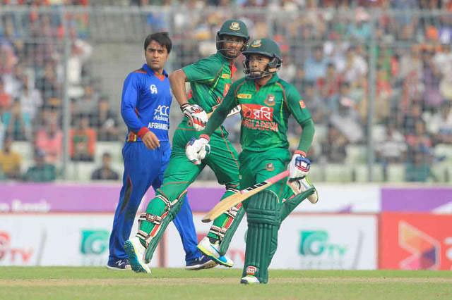 Mushfiqur Rahim (R) and Mahmudullah of Bangladesh take a run as Afghanistan bowler Rashid Khan looks. Prothom Alo File Photo