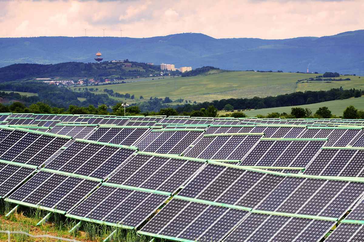 Solar panels contribute to cut greenhouse gas emissions. Photo: Collected
