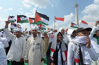 Indonesian Muslims, many holding Palestine flags, attend a rally where congregational Friday prayers were also held at the National Monument or Monas square in Jakarta on May 11, 2018. Photo : AFP