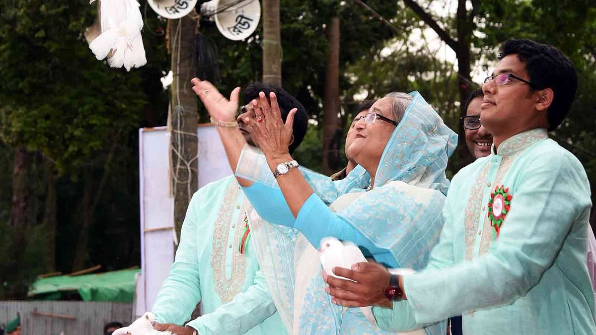 Prime minister Sheikh Hasina is releasing pegions while inaugurating the 29th national council of Bangladesh Chhatra League at historic Suhrawardy Udyan on Friday afternoon. Photo: PID