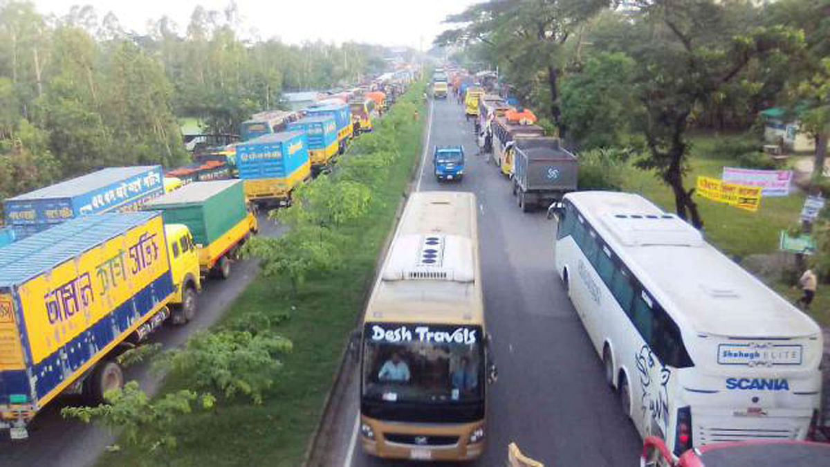 This photo, taken in front of Barabkunda High School in Sitakunda, Chattogram on Saturday, shows a long tailback on Dhaka-Chattogram highway. Photo: Prothom Alo