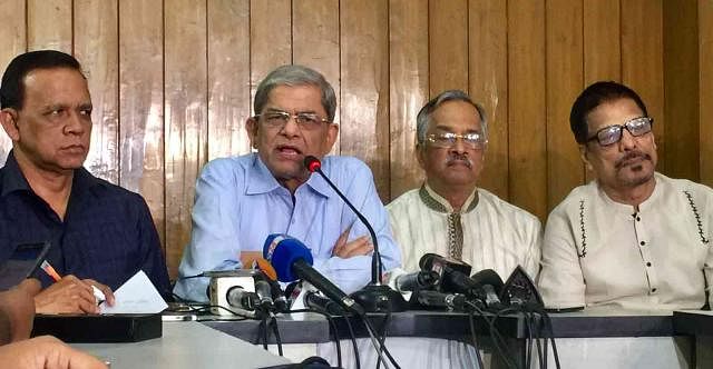 BNP secretary general Mirza Fakhrul Islam Alamgir is addressing an emergency press conference at the BNP chairpersons Gulshan office on Saturday night. Photo collected
