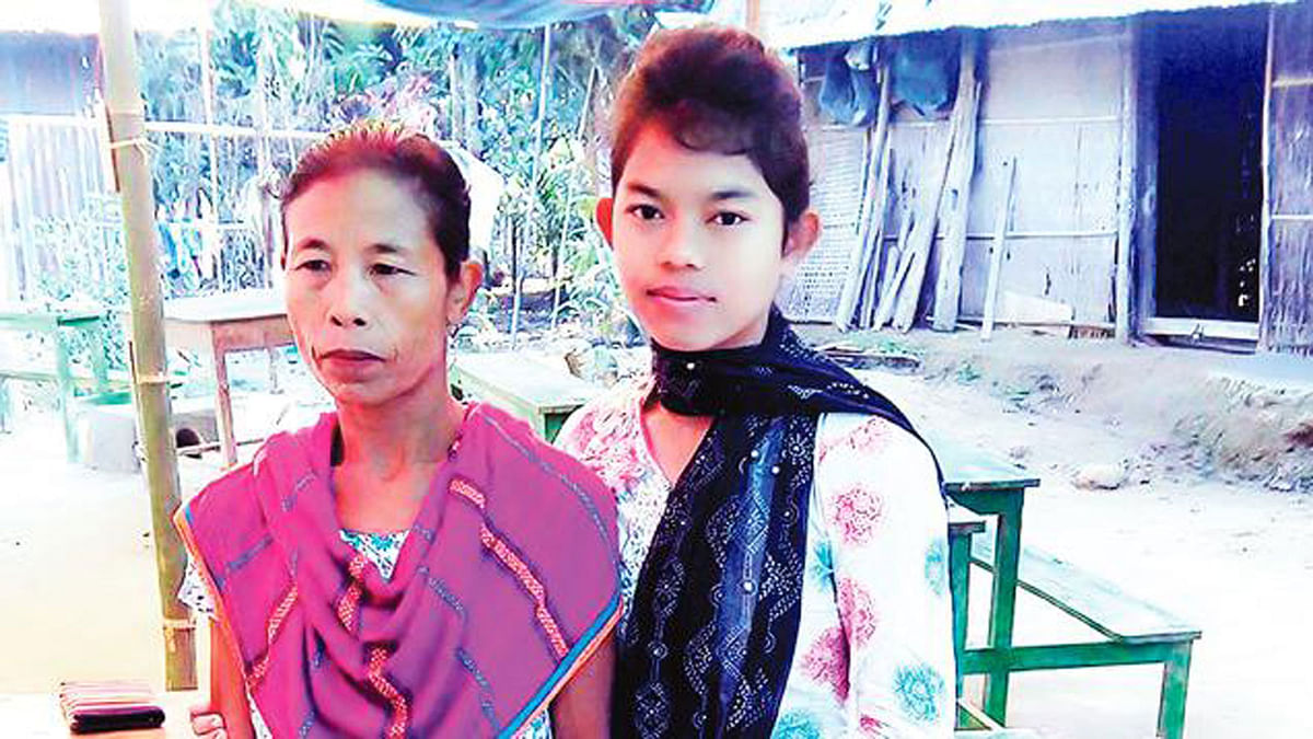 Maria Manda with her mother Enta Manda. Photo: Prothom Alo