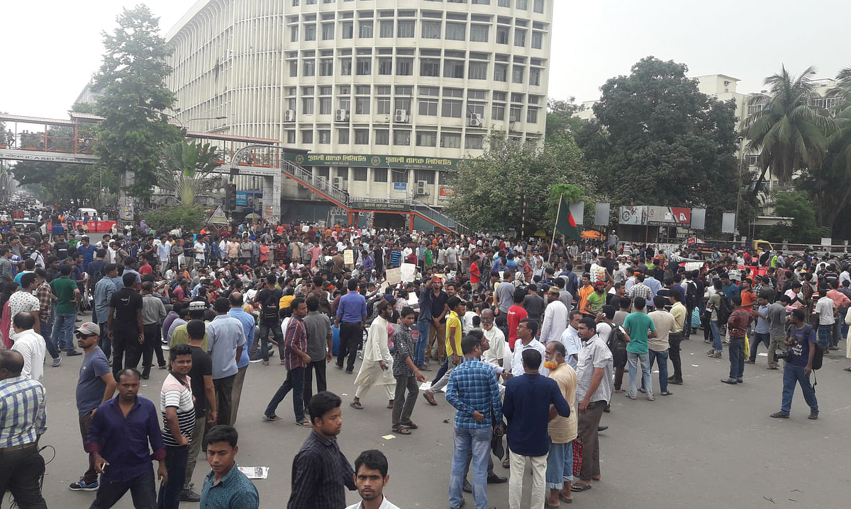 Quota protesters block Shahbagh intersection demanding immediate issuance of gazette abolishing quota system or reforming quota system in the in the public services on Monday. Photo: Abu Taib Ahmed