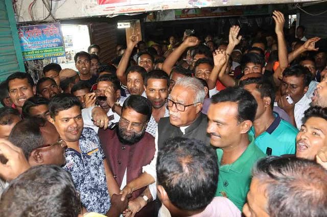 Ruling AL activists celebrates imminent victory as AL candidate Talukder Abdul Khalek reaches local AL office in Khulna on Tuesday, after the balloting ends. Photo: Saddam Hossain