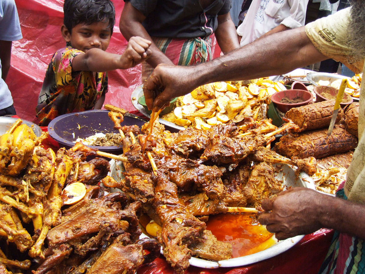 Iftar items sold at stalls in Old Dhaka. Photo: WIkimedia
