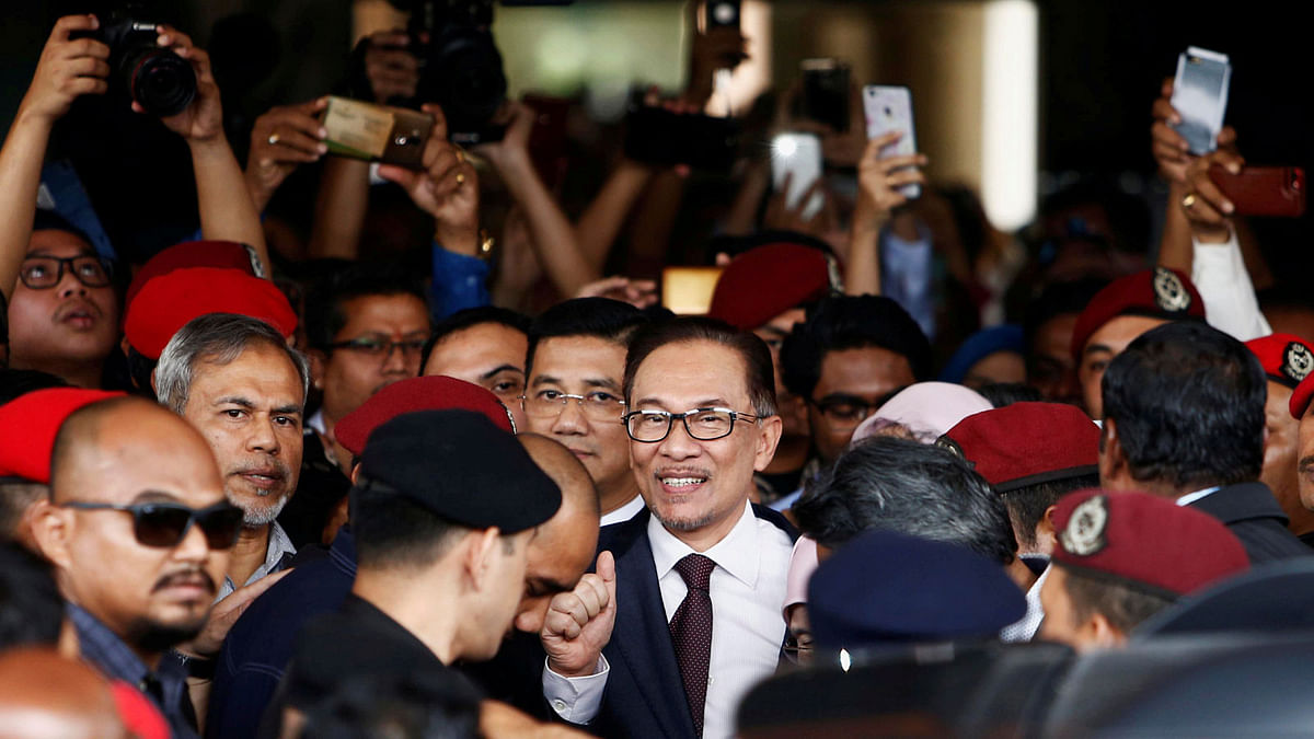 Malaysian politician Anwar Ibrahim leaves a hospital where he is receiving treatment, ahead of an audience with Malaysia`s King Sultan Muhammad V, in Kuala Lumpur, Malaysia on 16 May 2018. Photo: Reuters