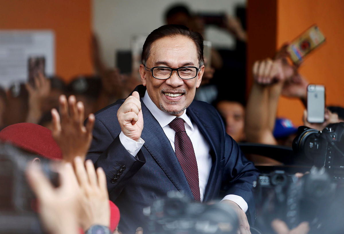Malaysian politician Anwar Ibrahim gestures as he leaves a hospital where he is receiving treatment, ahead of an audience with Malaysia`s King, in Kuala Lumpur, Malaysia on 16 May 2018. Photo: Reuters