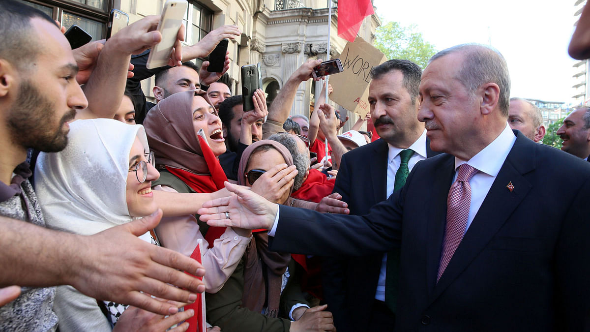 Turkish President Tayyip Erdogan is greeted by his supporters outside a hotel in London, Britain on 15 May 2018. Photo: Reuters