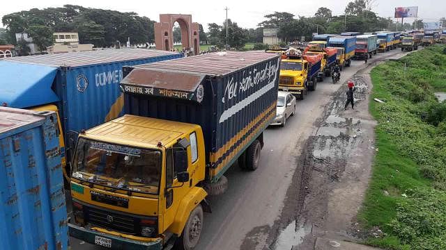 It is now taking 15 to 24 hours to reach Chattogram from Dhaka due to this tailback, although it was supposed to be a five-hour journey.  Photo : Prothom alo