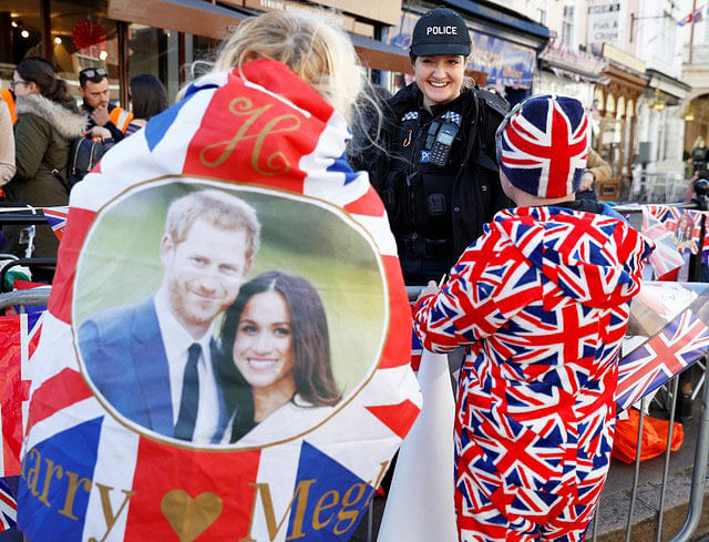 A police officer chats to fans of Britain`s Royal Familly in Windsor, Britain, May 17, 2018. Photo : Reuters