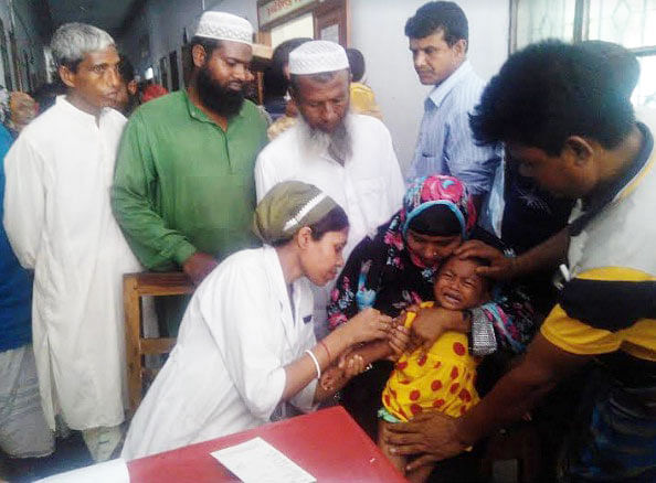 Children are being given vaccine at Bagerhat Sadar Hospital. Photo: UNB