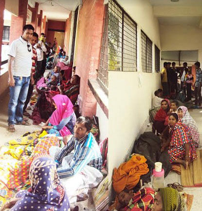 Around 500 fall sick after taking biriyani in Jhenidah. Some 248 of them were admitted to hospital. Photo: UNB