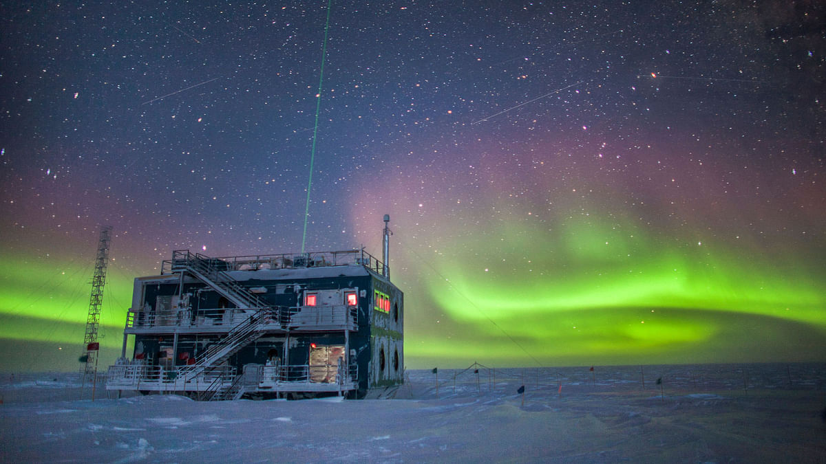 This undated photo provided by NOAA in May 2018 shows aurora australis near the South Pole Atmospheric Research Observatory in Antarctica. Photo: AP