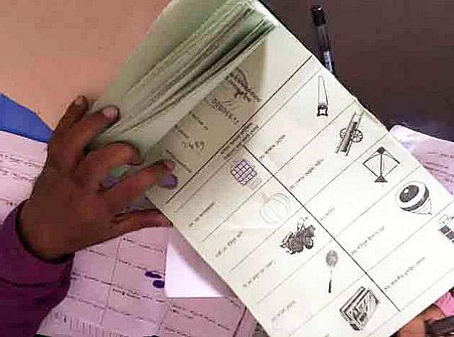 Votes being rigged for an Awami League councillor candidate capturing a polling centre. Voting at this polling centre was later cancelled. Photo: Prothom Alo